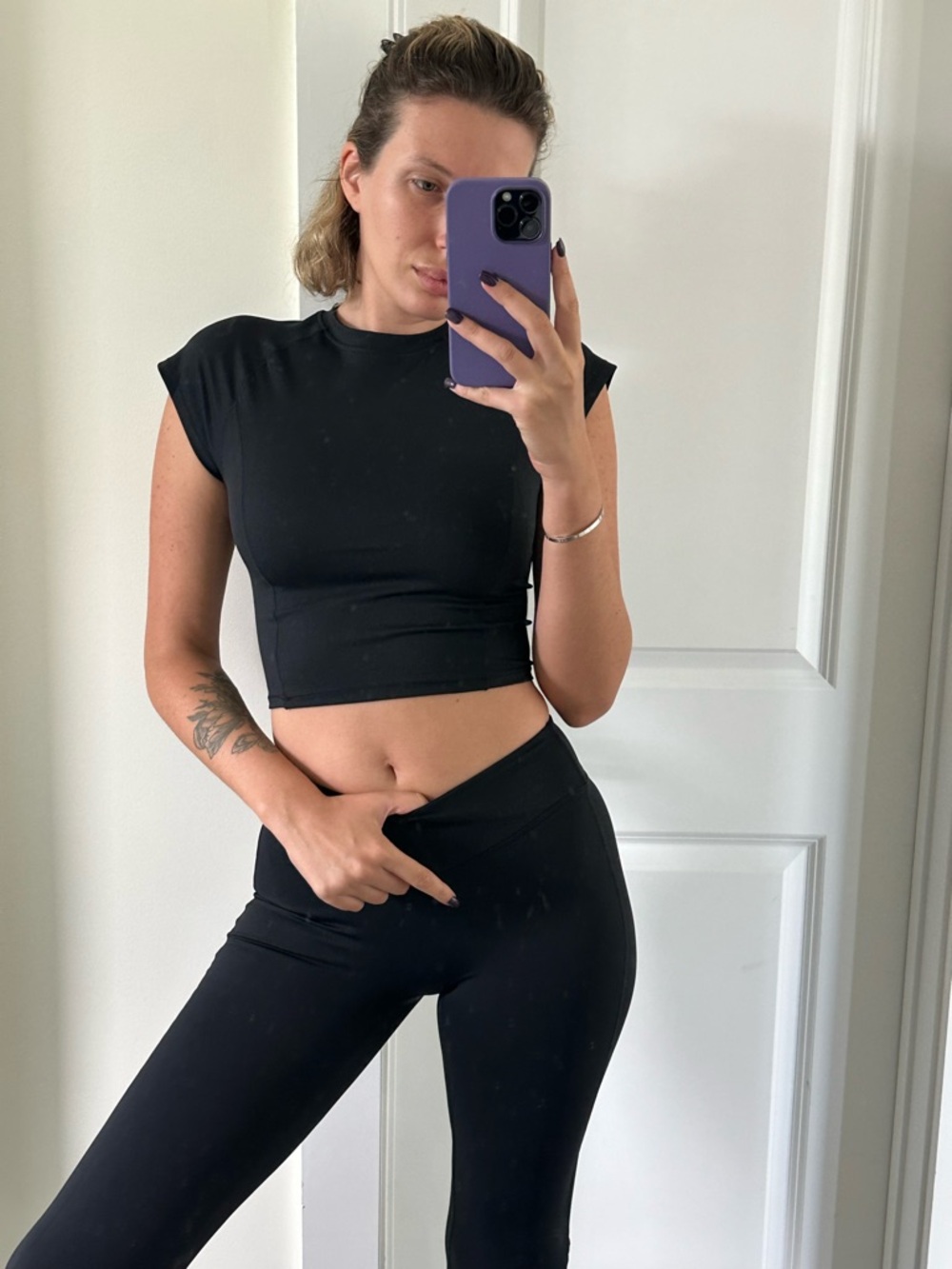 Women's Black Crop Muscle Tee - Sleek Active Top